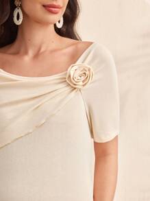 SHEIN 孕妇斜肩修身纯色3D花卉装饰休闲T恤 - 米色 - 查看 6