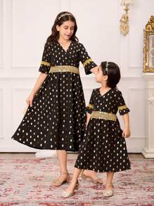 SHEIN Vestido midi con cuello en V, de lunares negros y dorados, encaje, mangas farol y cintura ceñida para niñas preadolescentes, Noble & Vibe, uso diario (se vende por separado, 3 piezas de conjuntos a juego/para hermanos)