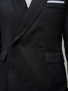 Manfinity Bizformal 男士商务通勤百搭西装外套，适合多种场合，采用INS风格黑色双排扣设计，配以披肩领和错位纽扣门襟。是日常通勤、商务活动、婚礼、派对等场合的理想之选。也是送给男友或丈夫的绝佳礼物。 - 黑色 - 查看 4