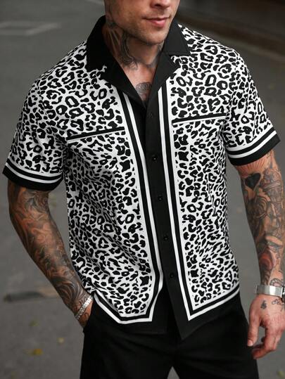 Manfinity CasualCool 男士休闲度假风，INS 同款单品：时尚优雅的黑白豹纹衬衫，袖口、门襟和下摆饰有黑白条纹。胸前饰有撞色条纹，领短袖设计，纽扣开襟。时尚百搭，适合情侣装、情人节、新年、派对和海滩度假穿着。也是送给男友或老公的完美节日礼物。