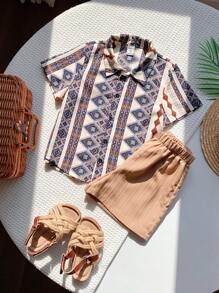 SHEIN Set da 2 pezzi per ragazzi giovani, composto da camicia maniche corte con stampa geometrica casual e pantaloncini corti di colore unito