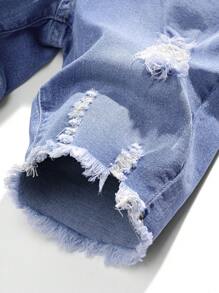 SHEIN 青少年男童时尚休闲Y2K镂空破洞磨边设计蓝色牛仔舒适柔软弹力紧身牛仔短裤，适合儿童日常穿着，也适合儿童春夏穿着。