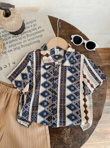 SHEIN Set da 2 pezzi per ragazzi giovani, composto da camicia maniche corte con stampa geometrica casual e pantaloncini corti di colore unito