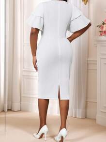 SHEIN Lady Vestido elegante de talla grande para fiestas, de unicolor, con mangas con volantes y ajustado. Ideal para el Día de San Valentín, primavera, verano y otoño. Vestido de novia elegante con cuello redondo, encaje de contraste y para invitados de boda. Ropa para el Día de San Valentín.