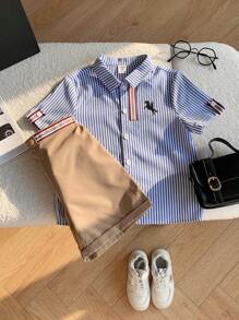 SHEIN 年轻男孩 2 件/套超值套装休闲运动学院风彩色条纹 Polo 领短袖衬衫和卡其色梭织短裤，适合日常、春夏季、运动、户外、校园、派对、节日、拍照、返校季 - 藍色 - 查看 7