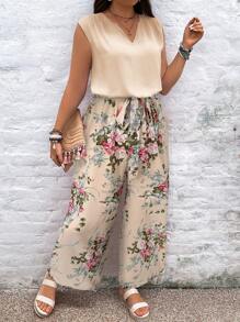 SHEIN VCAY Boho Zwei-Teiler Set in Große Größen: Einfarbige V-Ausschnitt Bluse & Blumenprint Hose, Urlaubsoutfit, für den Sommer