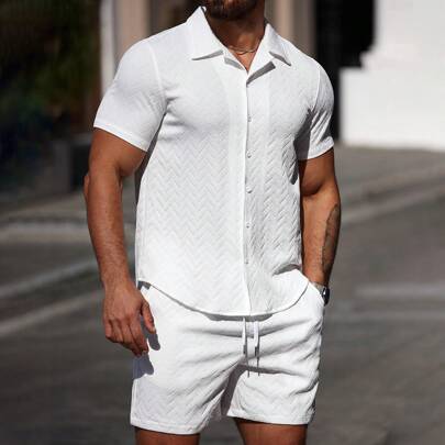 Set casual da uomo composto da camicia a maniche corte con texture a tinta unita e pantaloncini, completo estivo bianco da uomo