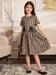 SHEIN Tween 女童休闲文字图案印花荷叶边下摆短袖编织印花连衣裙 - 卡其色 - 查看 4