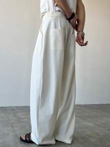Manfinity Hypemode Pantaloni casual per uomini giovani, articolo versatile INS: Pantaloni dritti a gamba ampia in tessuto opaco plissettato bianco, vestibilità morbida con bottoni e zip, pantaloni unisex adatti per coordinati di coppia, regalo per il fidanzato. Pantaloni boyfriend ampi e morbidi.