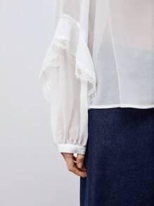 Maija Blusa de manga abullonada con cuello en V y ribete de volantes, camisa holgada y versátil de manga larga con botones delanteros y detalles de volantes en estilo bohemio para principios de primavera, en un look urbano y elegante