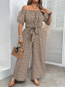 SHEIN VCAY Set de 2 piezas con top hombros descubiertos y pantalones con estampado floral ditsy, tallas grandes, para el verano - Marrón - Ver 1