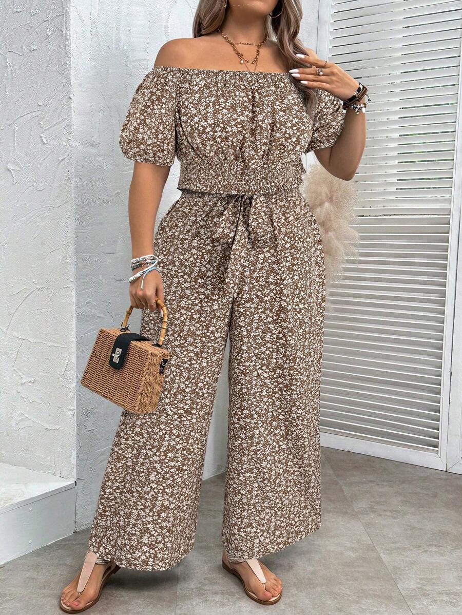 SHEIN VCAY Set de 2 piezas con top hombros descubiertos y pantalones con estampado floral ditsy, tallas grandes, para el verano - Marrón - Ver 1