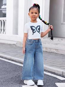 SHEIN Koszulka z krótkim rękawem dla młodej dziewczyny z efektem dżinsu, w kolorze białym, z wzorem motyla, z luźnymi dżinsami w kolorze niebieskim w stylu vintage, 2 sztuki