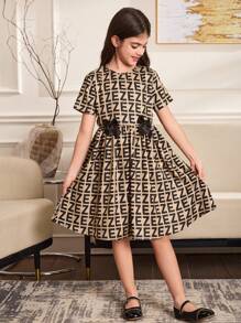 SHEIN Tween 女童休闲文字图案印花荷叶边下摆短袖编织印花连衣裙 - 卡其色 - 查看 1