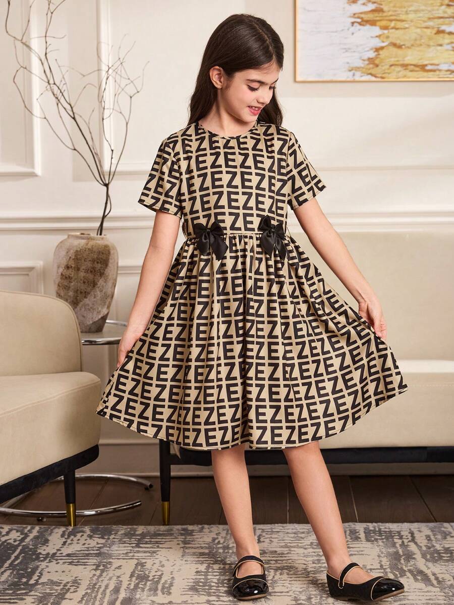 SHEIN Tween 女童休闲文字图案印花荷叶边下摆短袖编织印花连衣裙 - 卡其色 - 查看 1