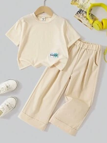SHEIN 2 Pezzi Set Giovani Ragazze Casual Cittadino Stile Maglietta Manica Corta Girocollo Abbinata a Pantaloni Lunghi, Comodo, Morbido e Skin-Friendly, Adatto per Primavera ed Estate. Questo Set 2 Pezzi per Ragazze è Adatto per Varie Occasioni Come Fotografia per Strada Urbana, Uso Quotidiano, Raduni Scolastici e Altro.