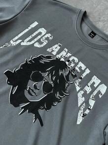 Manfinity EMRG Conjunto de camiseta de manga corta casual y pantalones cortos con estampado de retrato y letra para hombres, convirtiéndolo en una excelente idea de regalo para novios o esposos. Conjunto de camiseta INS madura y casual para hombres, con un estilo de rock retro como tema, impreso con retratos de personajes clásicos y patrones de fuente, combinado con números simples y elementos en inglés. El estilo general es fresco y a la moda, adecuado para deportes al aire libre y ocasiones de ocio.