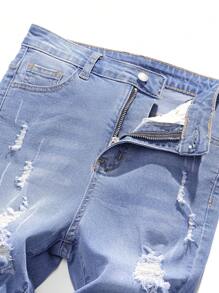 SHEIN 青少年男童时尚休闲Y2K镂空破洞磨边设计蓝色牛仔舒适柔软弹力紧身牛仔短裤，适合儿童日常穿着，也适合儿童春夏穿着。