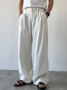 Manfinity Hypemode Pantaloni casual per uomini giovani, articolo versatile INS: Pantaloni dritti a gamba ampia in tessuto opaco plissettato bianco, vestibilità morbida con bottoni e zip, pantaloni unisex adatti per coordinati di coppia, regalo per il fidanzato. Pantaloni boyfriend ampi e morbidi.