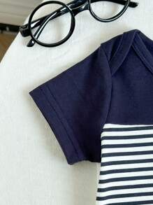 SHEIN Playful Pals 2 Peças Conjunto de Roupa de Bebê Menino Recém-Nascido com Bodysuit de Manga Curta com Bolso Estampado em Azul e Branco Listrado e Shorts de Cintura Elástica, Macio e Confortável, Adequado para Casa e Exterior, Primavera/Verão, Shorts de Bebê Menino, Roupas de Recém-Nascido, Roupas de Menino 0-9 Meses - Multicolorido - Visão 7