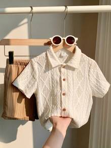 SHEIN Set informal de 2 piezas para niños pequeños, estilo universitario - Suéter de punto suave de cuello redondo de color blanco sólido con diseño calado y pantalones cortos cómodos con dobladillo en contraste color caqui, adecuado para primavera y verano, uso diario, escuela, viajes, vacaciones y fiestas