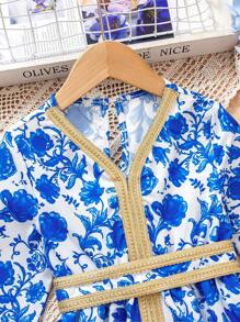 SHEIN Young Girl Eid Mubarak Blue Floral Print, Golden Belt Patchwork V-Neck Cinched Waist Long Sleeve Dress, Suitable For Party, Banquet, Vacation In Summer