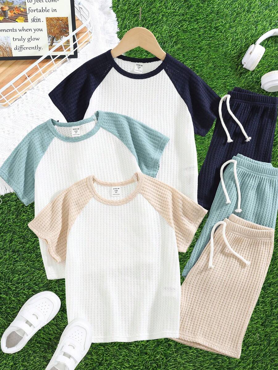 SHEIN Leap Crew 6 pièces Set de Tenues Sportives Décontractées pour Jeune Garçon avec Blocs de Couleurs sur les Manches et un T-shirt à Col Rond et Shorts, Convient pour les Fêtes d'Anniversaire, Soirées, Représentations, Mariages, Baptêmes et Remises de Diplômes - Blanc - Voir 1