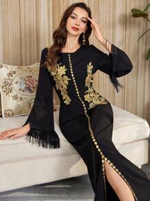 Al Najma 长袖阿拉伯风格连衣裙，配有贴花和流苏袖口细节