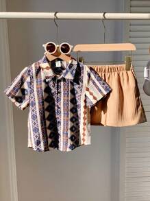 SHEIN Set da 2 pezzi per ragazzi giovani, composto da camicia maniche corte con stampa geometrica casual e pantaloncini corti di colore unito