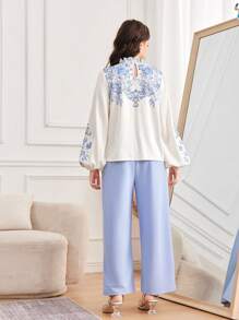 SHEIN 2 件装少女女孩蓝白花卉印花荷叶边袖衬衫和仿珍珠纽扣长裤套装 - 藍白色 - 查看 2