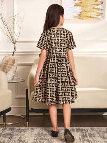 SHEIN Tween 女童休闲文字图案印花荷叶边下摆短袖编织印花连衣裙 - 卡其色 - 查看 2