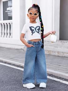 SHEIN Koszulka z krótkim rękawem dla młodej dziewczyny z efektem dżinsu, w kolorze białym, z wzorem motyla, z luźnymi dżinsami w kolorze niebieskim w stylu vintage, 2 sztuki