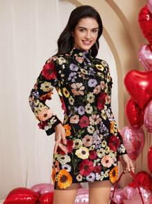 Almamuse Vestido corto minimalista para mujer con cuello alto, manga larga y bordado en red