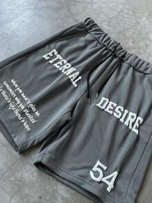 Manfinity EMRG Conjunto de camiseta de manga corta casual y pantalones cortos con estampado de retrato y letra para hombres, convirtiéndolo en una excelente idea de regalo para novios o esposos. Conjunto de camiseta INS madura y casual para hombres, con un estilo de rock retro como tema, impreso con retratos de personajes clásicos y patrones de fuente, combinado con números simples y elementos en inglés. El estilo general es fresco y a la moda, adecuado para deportes al aire libre y ocasiones de ocio.