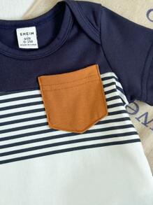 SHEIN Playful Pals 2 Peças Conjunto de Roupa de Bebê Menino Recém-Nascido com Bodysuit de Manga Curta com Bolso Estampado em Azul e Branco Listrado e Shorts de Cintura Elástica, Macio e Confortável, Adequado para Casa e Exterior, Primavera/Verão, Shorts de Bebê Menino, Roupas de Recém-Nascido, Roupas de Menino 0-9 Meses - Multicolorido - Visão 5