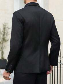 Manfinity Bizformal 男士商务通勤百搭西装外套，适合多种场合，采用INS风格黑色双排扣设计，配以披肩领和错位纽扣门襟。是日常通勤、商务活动、婚礼、派对等场合的理想之选。也是送给男友或丈夫的绝佳礼物。 - 黑色 - 查看 7