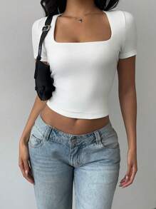 SHEIN BASICS 1 pieza Top de punto ajustado y acortado de unicolor con cuello oblicuo para mujer