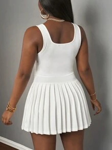 Slaydiva 2025 新款春夏休闲简约基本款 U 领工装背心搭配黑标白字加褶皱裙短裤和裤裙，白色针织面料女式迷你裙套装