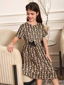 SHEIN Tween 女童休闲文字图案印花荷叶边下摆短袖编织印花连衣裙 - 卡其色 - 查看 3