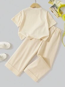 SHEIN 2 Pezzi Set Giovani Ragazze Casual Cittadino Stile Maglietta Manica Corta Girocollo Abbinata a Pantaloni Lunghi, Comodo, Morbido e Skin-Friendly, Adatto per Primavera ed Estate. Questo Set 2 Pezzi per Ragazze è Adatto per Varie Occasioni Come Fotografia per Strada Urbana, Uso Quotidiano, Raduni Scolastici e Altro.
