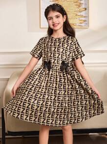 SHEIN Tween 女童休闲文字图案印花荷叶边下摆短袖编织印花连衣裙 - 卡其色 - 查看 5