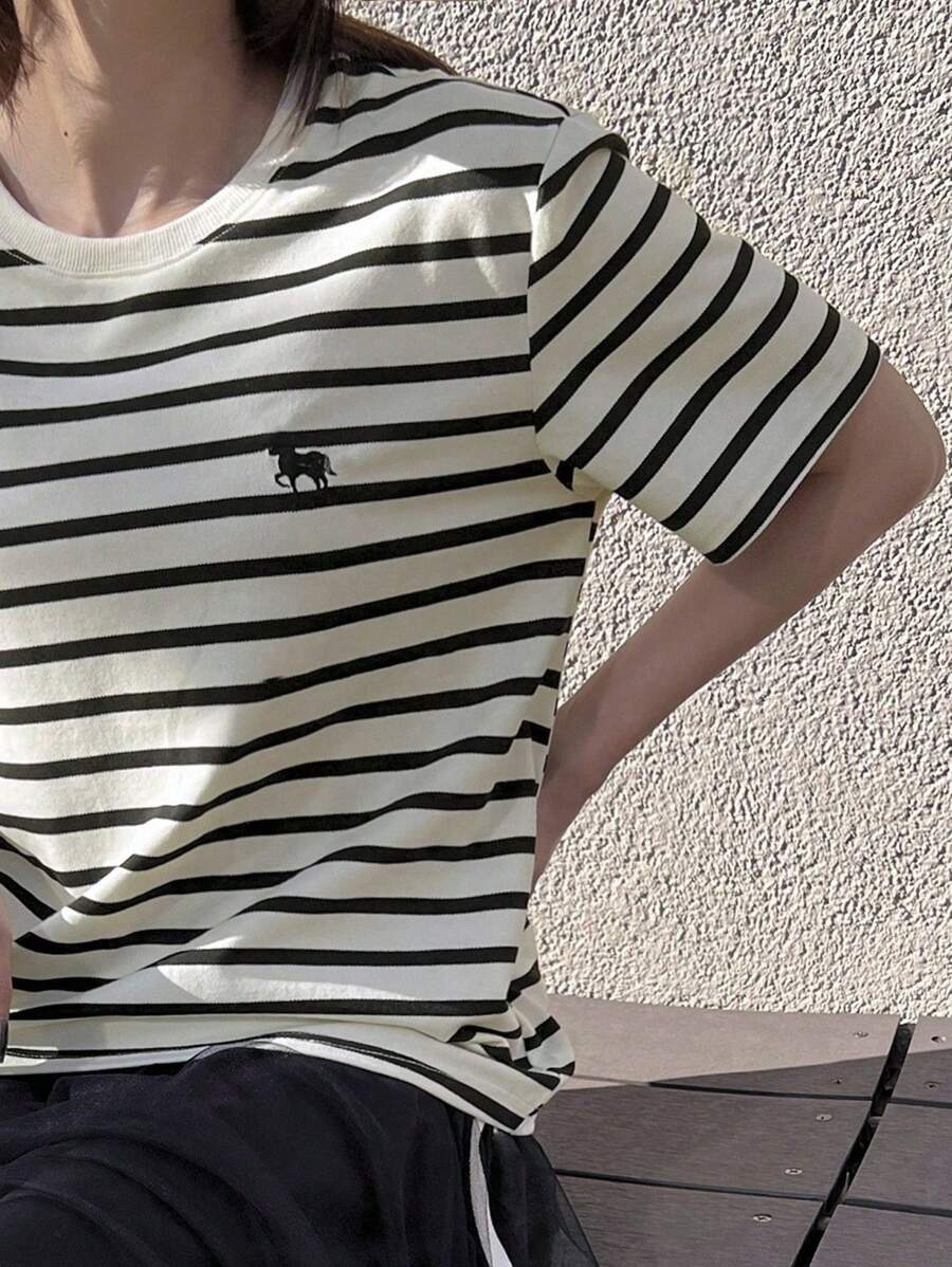 FRIFUL 女士条纹休闲圆领短袖刺绣图案 T 恤，夏季装 - 黑與白 - 查看 1