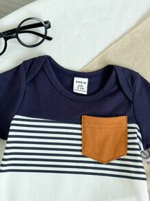 SHEIN Playful Pals 2 Peças Conjunto de Roupa de Bebê Menino Recém-Nascido com Bodysuit de Manga Curta com Bolso Estampado em Azul e Branco Listrado e Shorts de Cintura Elástica, Macio e Confortável, Adequado para Casa e Exterior, Primavera/Verão, Shorts de Bebê Menino, Roupas de Recém-Nascido, Roupas de Menino 0-9 Meses - Multicolorido - Visão 4