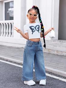 SHEIN Koszulka z krótkim rękawem dla młodej dziewczyny z efektem dżinsu, w kolorze białym, z wzorem motyla, z luźnymi dżinsami w kolorze niebieskim w stylu vintage, 2 sztuki