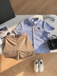 SHEIN 年轻男孩 2 件/套超值套装休闲运动学院风彩色条纹 Polo 领短袖衬衫和卡其色梭织短裤，适合日常、春夏季、运动、户外、校园、派对、节日、拍照、返校季 - 藍色 - 查看 4