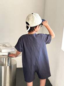 SHEIN Little Byeori Bộ đồ liền thân vải lanh màu xanh nước biển họa tiết dễ thương cho bé trai, thích hợp cho đi chơi, du lịch, đi học, mùa xuân/hè - Màu xanh lam - Xem 2