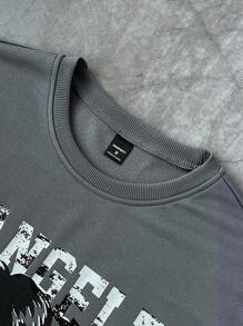 Manfinity EMRG Conjunto de camiseta de manga corta casual y pantalones cortos con estampado de retrato y letra para hombres, convirtiéndolo en una excelente idea de regalo para novios o esposos. Conjunto de camiseta INS madura y casual para hombres, con un estilo de rock retro como tema, impreso con retratos de personajes clásicos y patrones de fuente, combinado con números simples y elementos en inglés. El estilo general es fresco y a la moda, adecuado para deportes al aire libre y ocasiones de ocio.