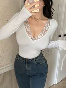 Camiseta de manga larga con cuello en V de unicolor y aplicaciones de encaje, casual y de moda para el uso diario