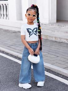 SHEIN Koszulka z krótkim rękawem dla młodej dziewczyny z efektem dżinsu, w kolorze białym, z wzorem motyla, z luźnymi dżinsami w kolorze niebieskim w stylu vintage, 2 sztuki