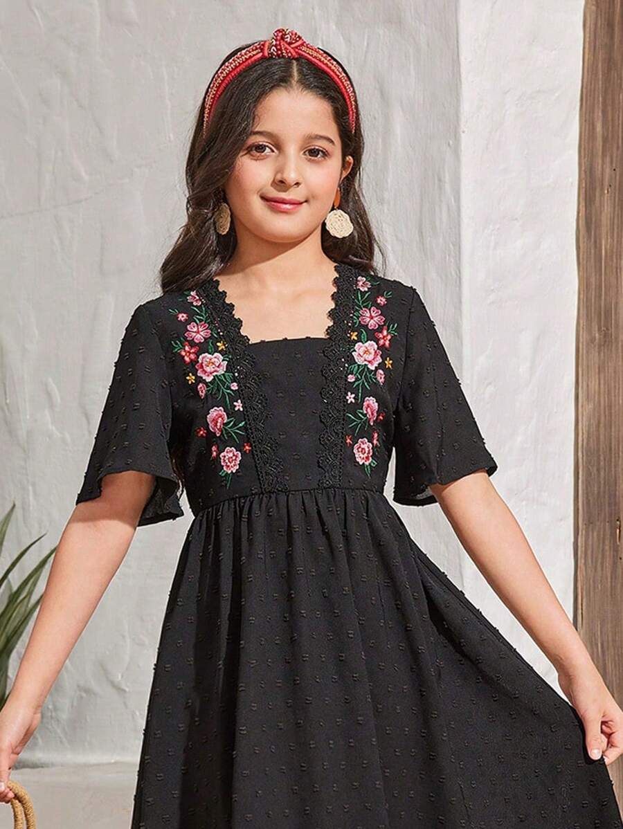 SHEIN Leap Crew Tween Girl Black Textured Retro Embroidered Vacation Dress, Mother And Daughter - Black - View 1